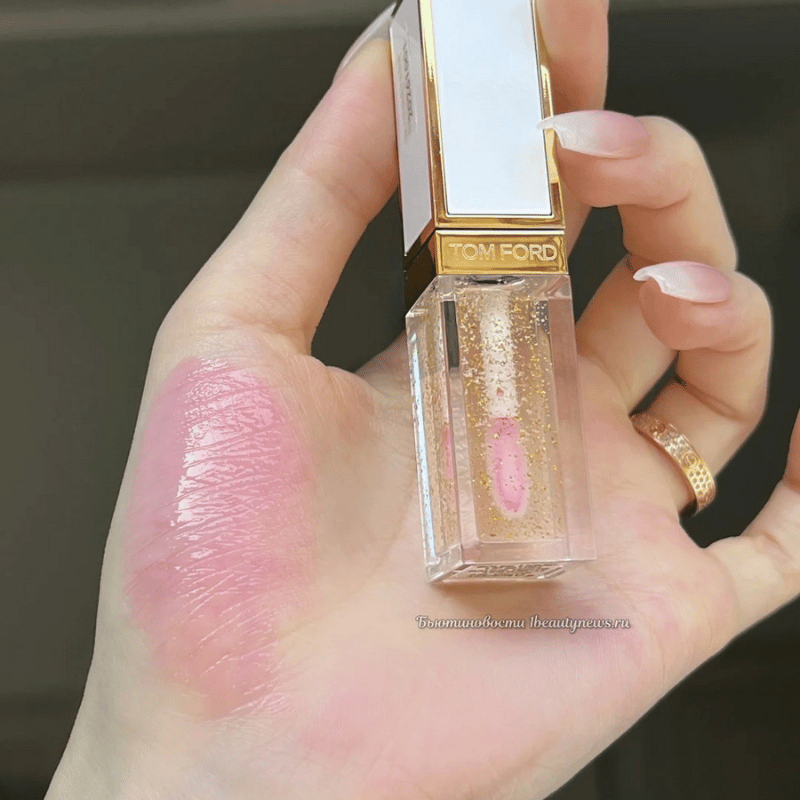  Soleil Lip Blush Baume Teinte Liquid trên môi sẽ có màu hồng và tùy vào độ pH môi của mỗi người sẽ lên màu đậm hay nhạt hơn.